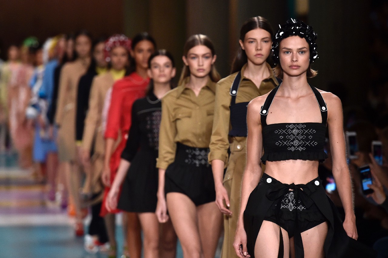 Miu Miu collezione primavera estate 2017: l&#8217;estate artificiale anni sessanta, la sfilata a Parigi