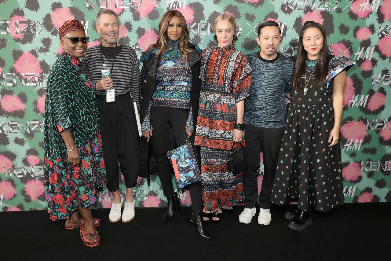 Kenzo x H&amp;M sfilata New York: il fashion show, guest Chloe Sevigny, Rosario Dawson, Elizabeth Olsen e Lupita Nyong&#8217;o, video e foto