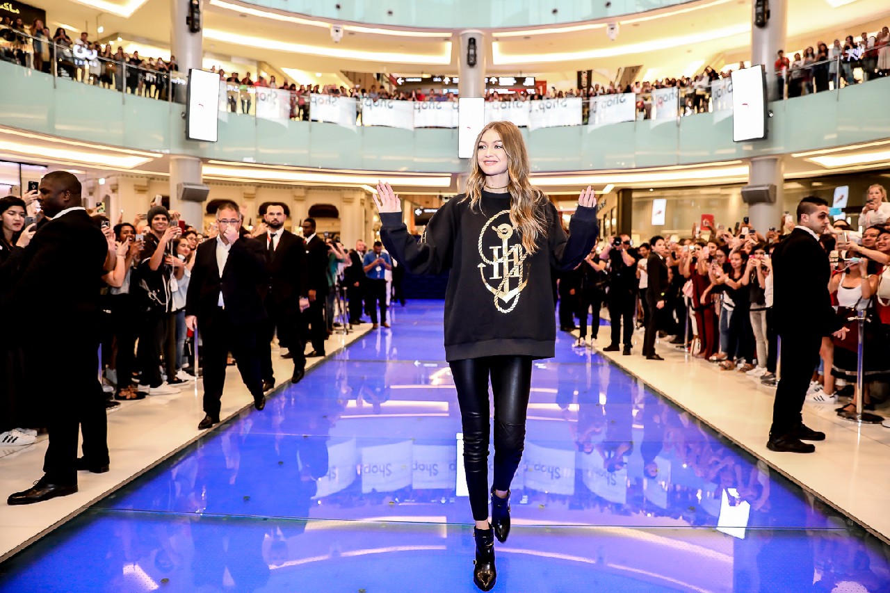 Tommy Hilfiger Gigi Hadid: la super modella a Dubai per svelare la collezione TommyXGigi