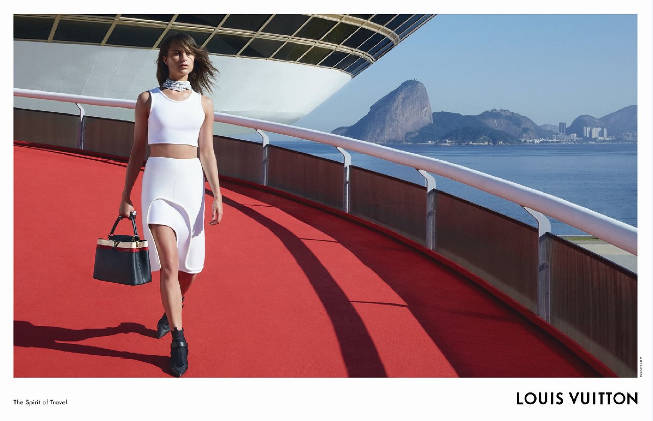 Louis Vuitton campagna pubblicitaria collezione Cruise 2017: protagonista Alicia Vikander, le foto