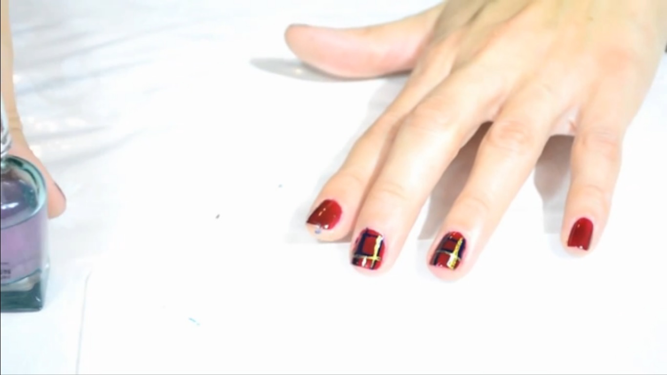 Decorazioni unghie, come realizzare la nail art con effetto Tartan