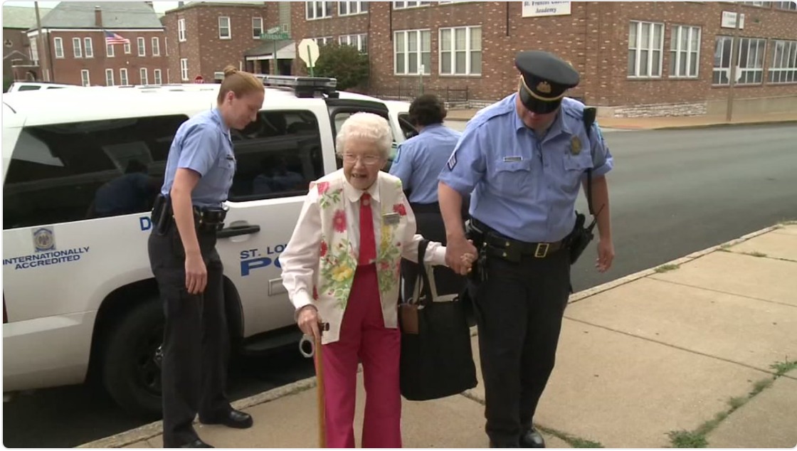 Nonna di 102 anni realizza il suo sogno di essere arrestata