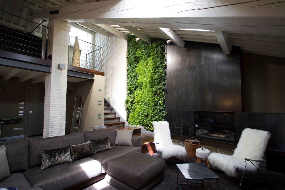 Sundar Italia veste gli interni di un moderno loft con un giardino verticale