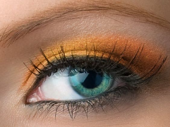 Trucco minerale arancio zucca, pigmenti e matite da provare