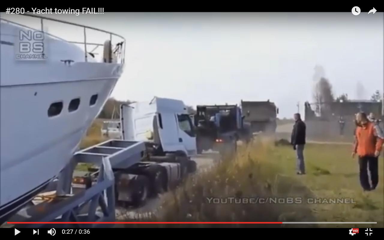 Camion si avvita per trainare lo yacht di lusso [Video]