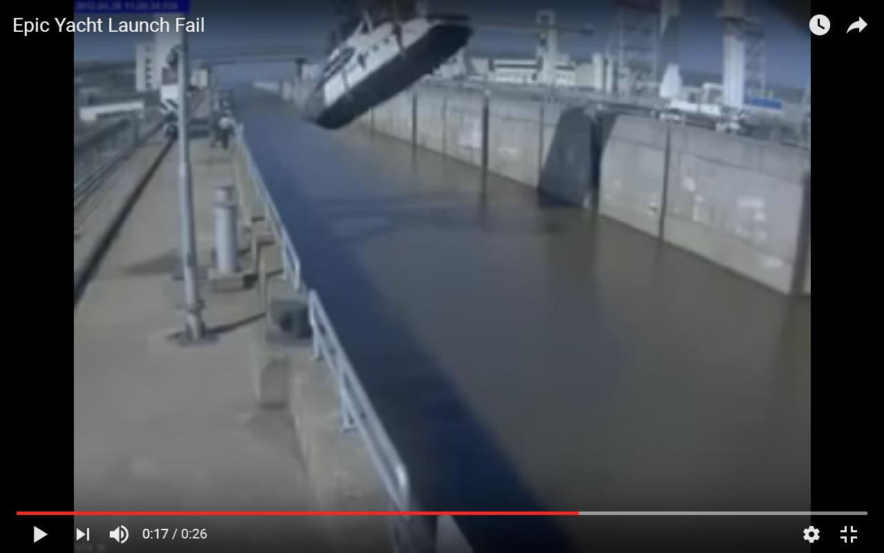 Yacht di lusso si ribalta durante la posa in acqua [Video]
