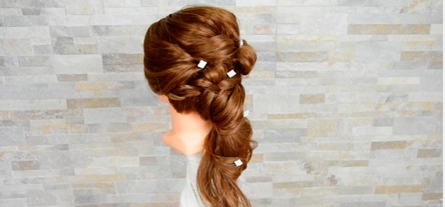 Acconciature in 10 minuti, hairstyle laterale da sposa