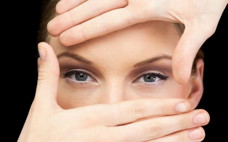 Demaquillage, come eliminare le tracce di mascara minerale dagli occhi