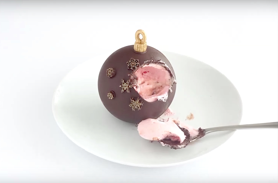 Dolci natalizi: il video tutorial del dessert a forma di pallina decorativa
