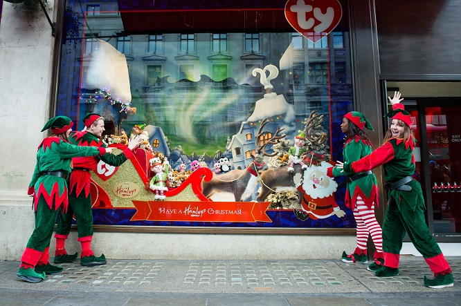 Hamleys inaugura la vetrina di Natale, il video