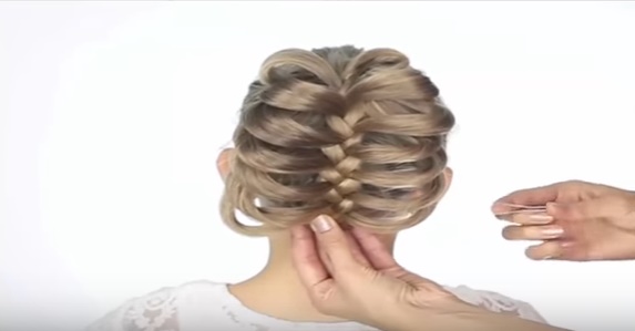 Acconciature in 10 minuti, l&#8217;hairstyle facile da fare con la matita