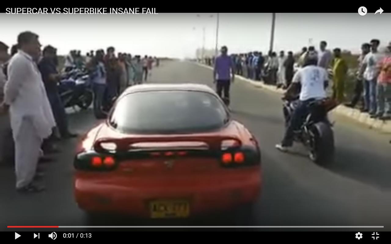 Auto sportiva contro Superbike: c&#8217;è da ridere o da piangere? [Video]