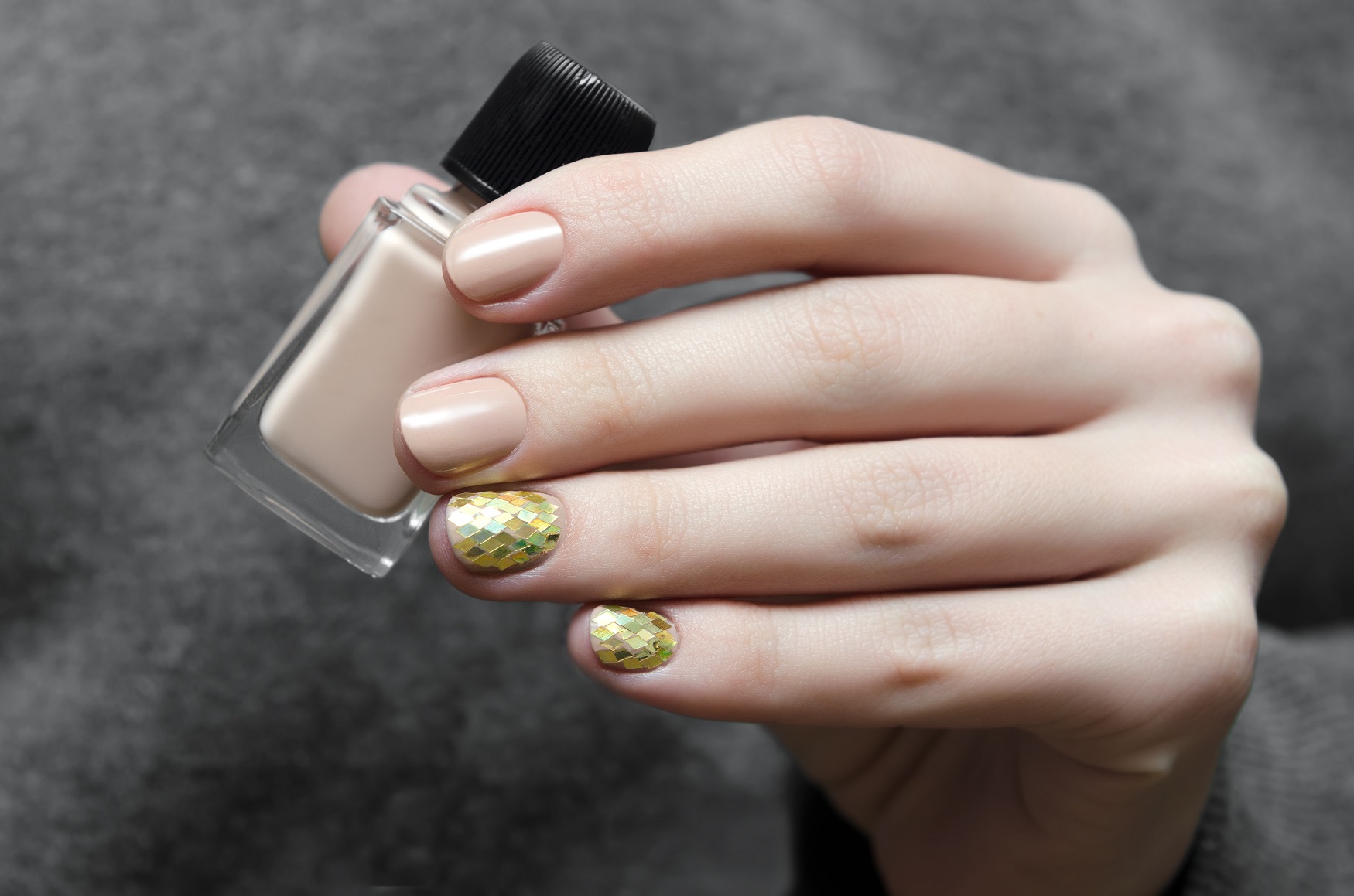 Nail art oro e beige