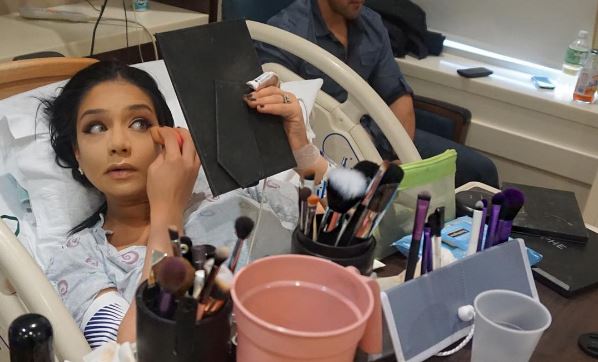 Make-up artist si trucca durante il travaglio: le foto su Instagram diventano virali