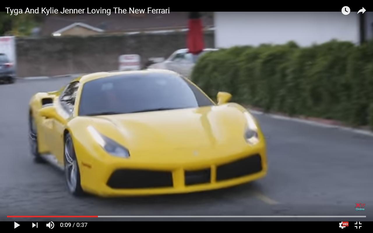 Tyga e Kylie Jenner su una Ferrari 488 Spider gialla [Video]