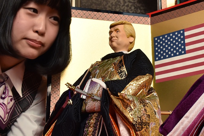 Giappone, la bambola Kyugetsu con le sembianze di Trump