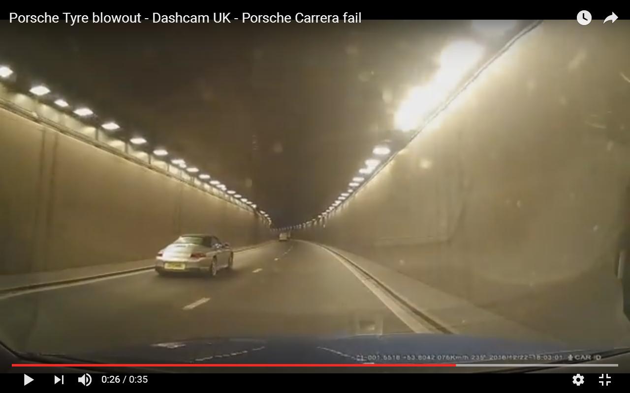 Pneumatico esplode su una Porsche 911 [Video]