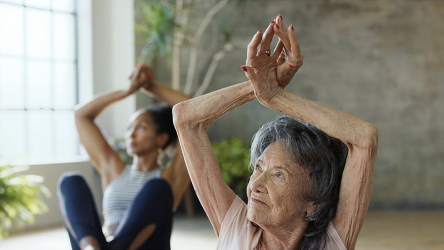 L’insegnante di yoga più anziana del mondo ha 98 anni