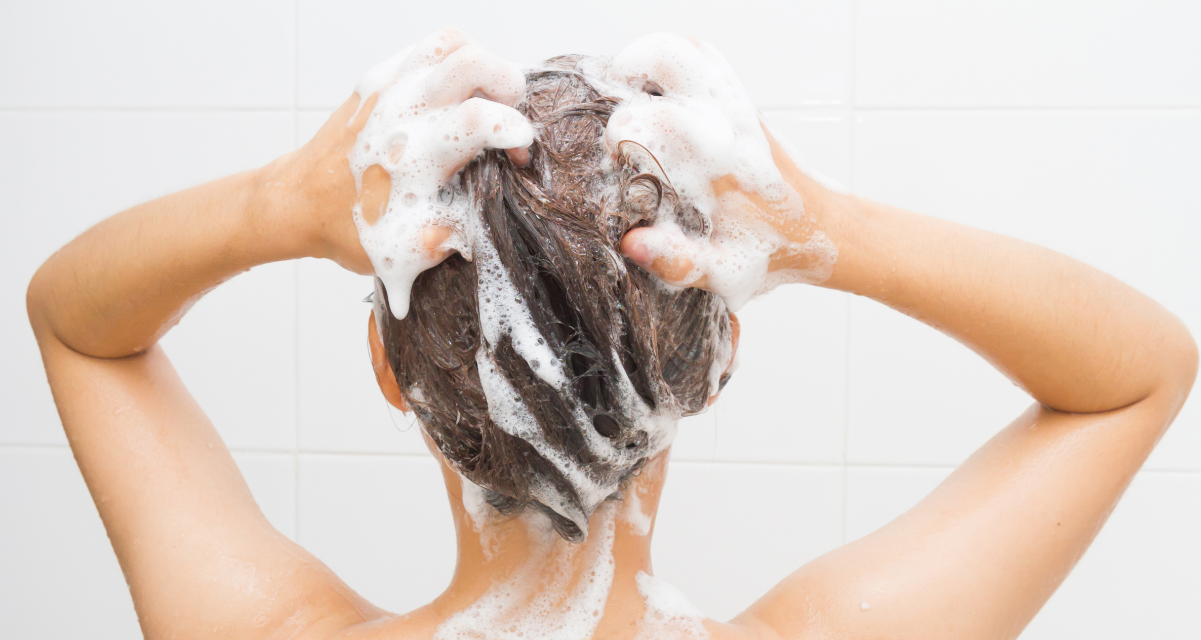 Cura dei capelli: ecco perché dovreste aggiungere lo zucchero allo shampoo