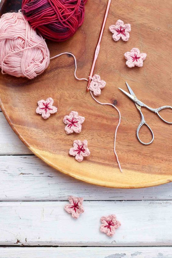 Fiori crochet: come usarli in 5 progetti deliziosi