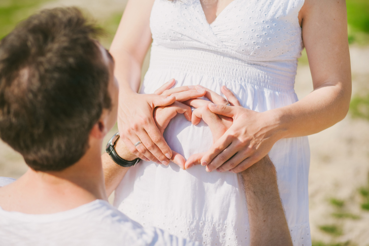 Imprenditore assume donna incinta e diventa un mito sui social: ex dipendenti lo accusano