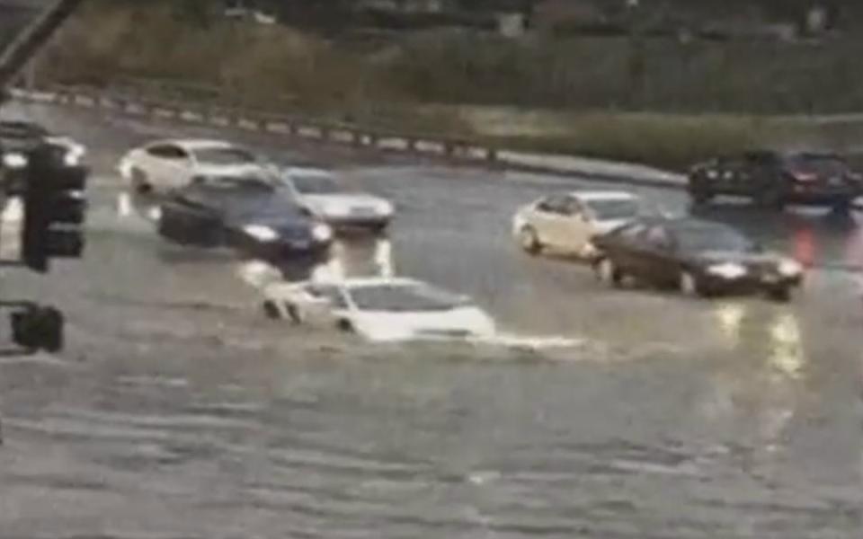 Lamborghini Gallardo fende l’acqua e sembra un sommergibile [Video]