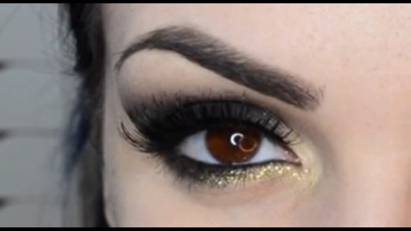 Trucco nero e oro, il video tutorial per un make up semplice