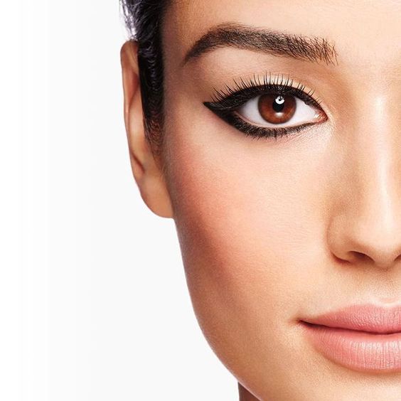 San Valentino make-up: come stendere la matita kajal minerale per un trucco occhi sensuale