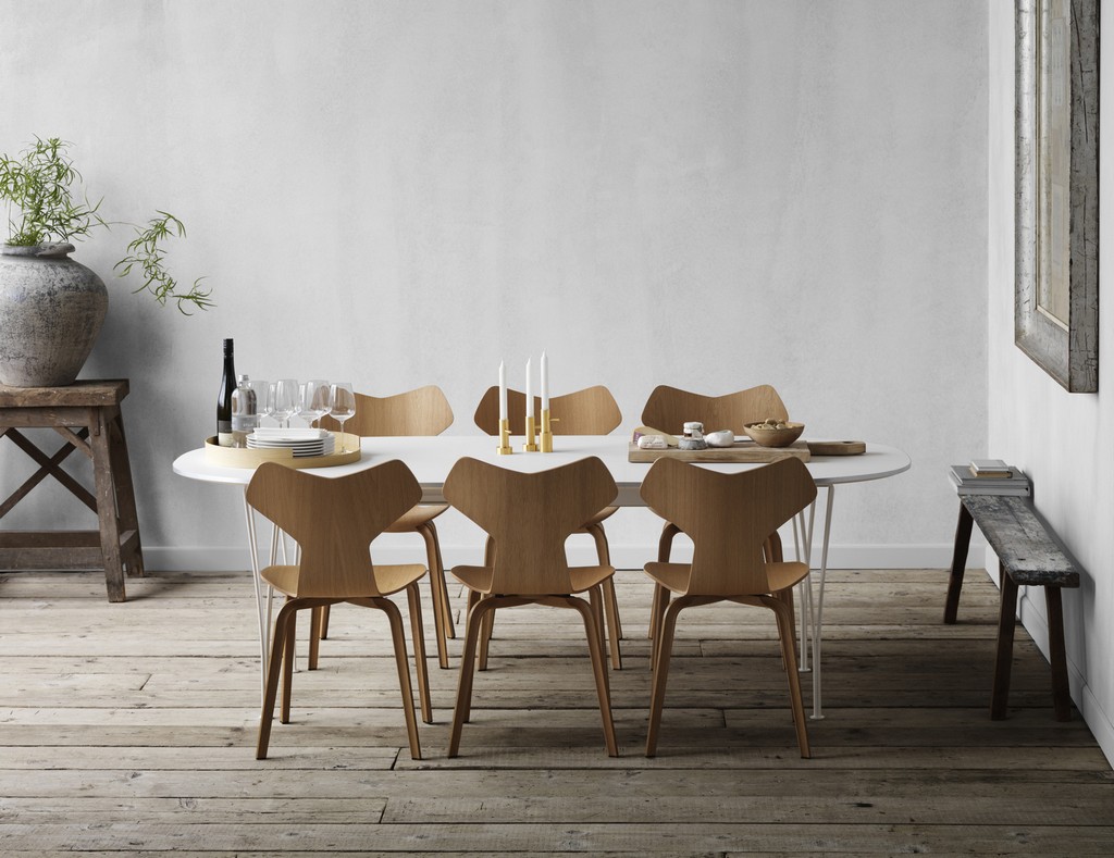 Republic of Fritz Hansen: le sedie Serie 7 di Arne Jacobsen e il tavolo in limited edition, le foto