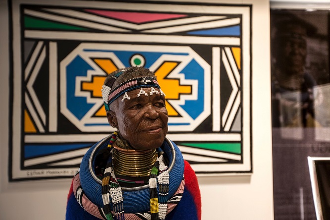 I disegni di Mandela decorati da Esther Mahlangu in mostra a Johannesburg