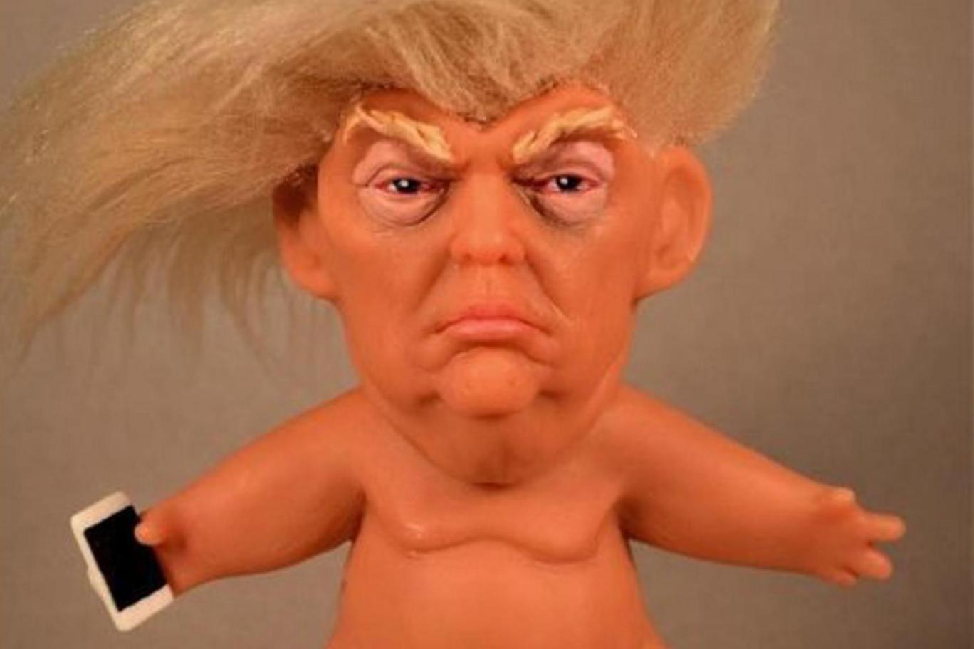 La bambola Troll con le sembianze di Donald Trump