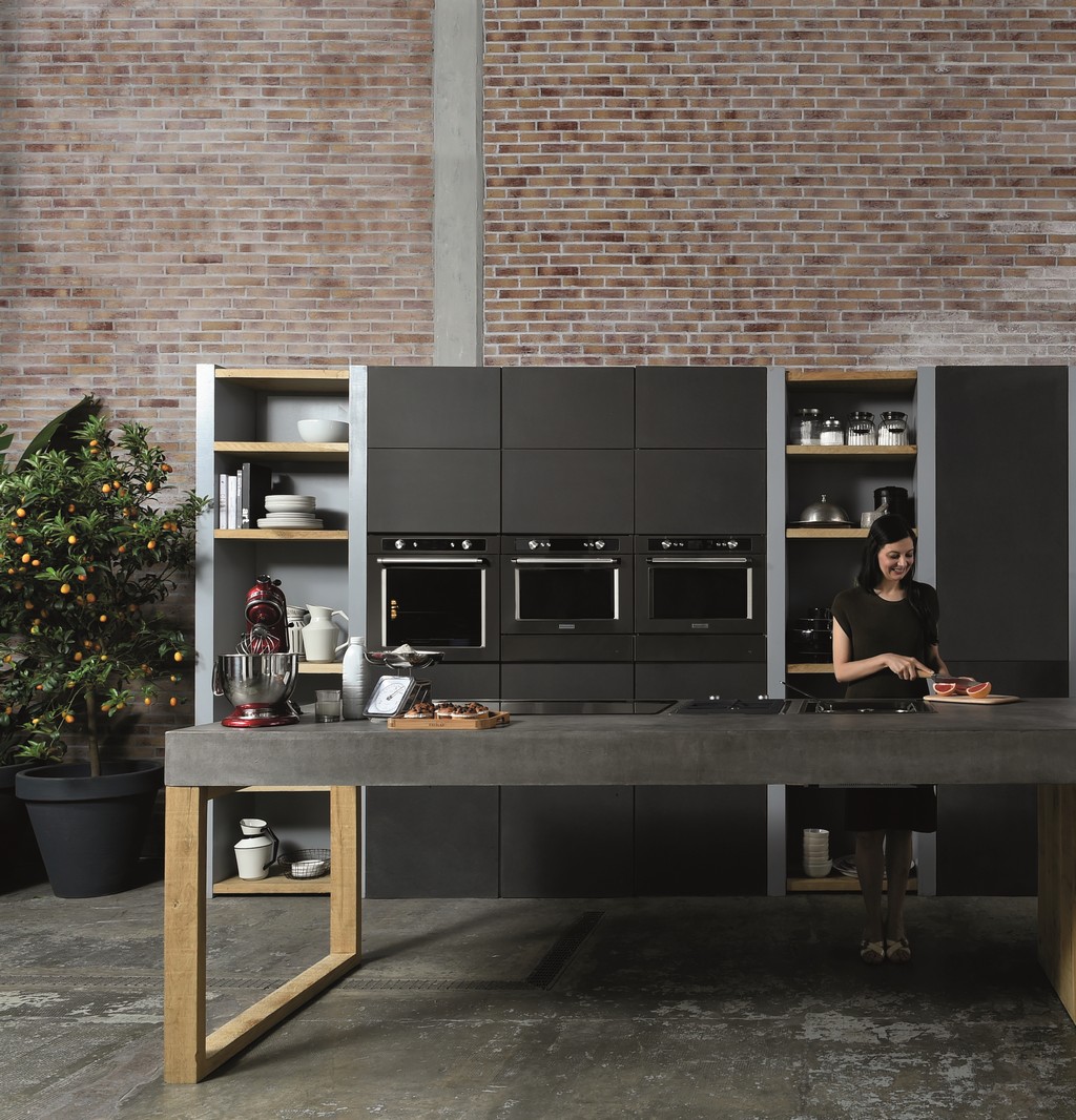 KitchenAid si veste di nero: la cucina Black Range e la nuova lavastoviglie, le foto