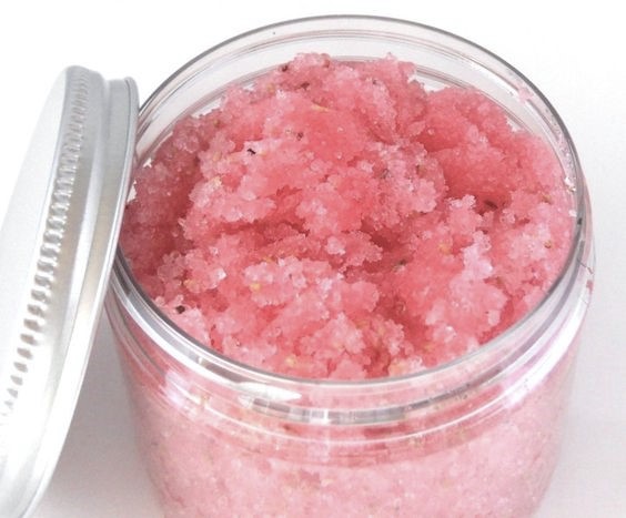 Scrub corpo al profumo di primavera, come realizzarlo col sale rosa dell’Himalaya