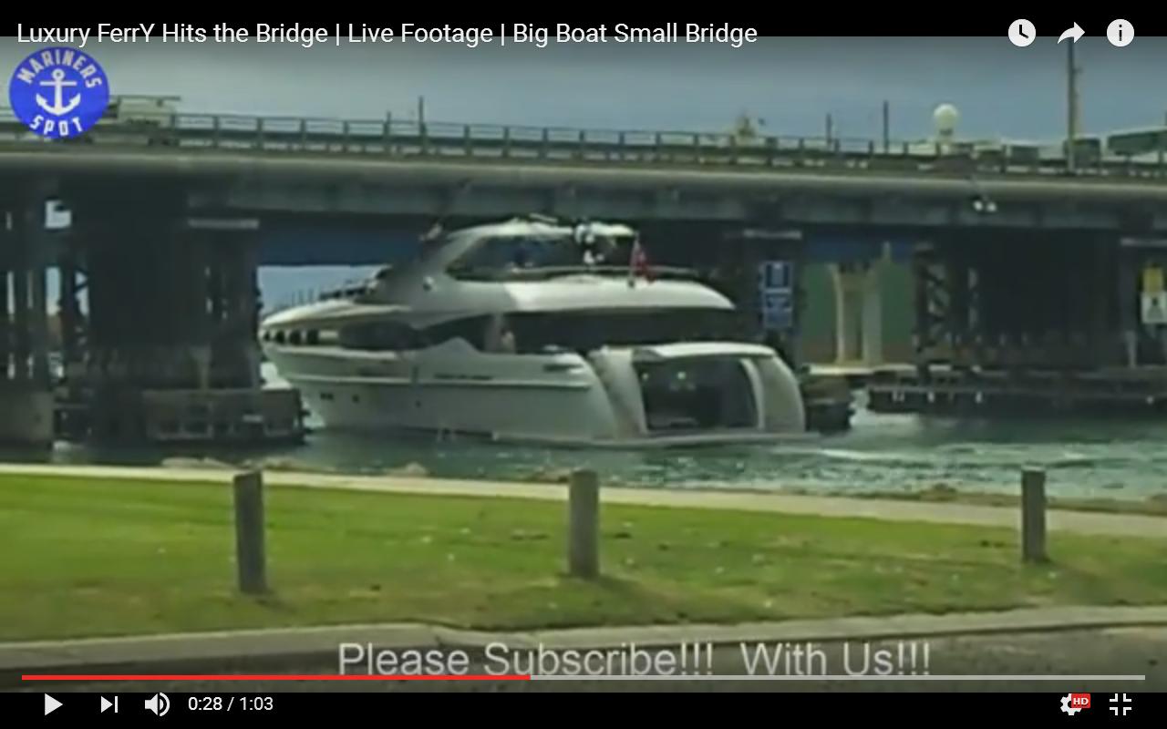 Yacht passa per miracolo sotto il ponte [Video]