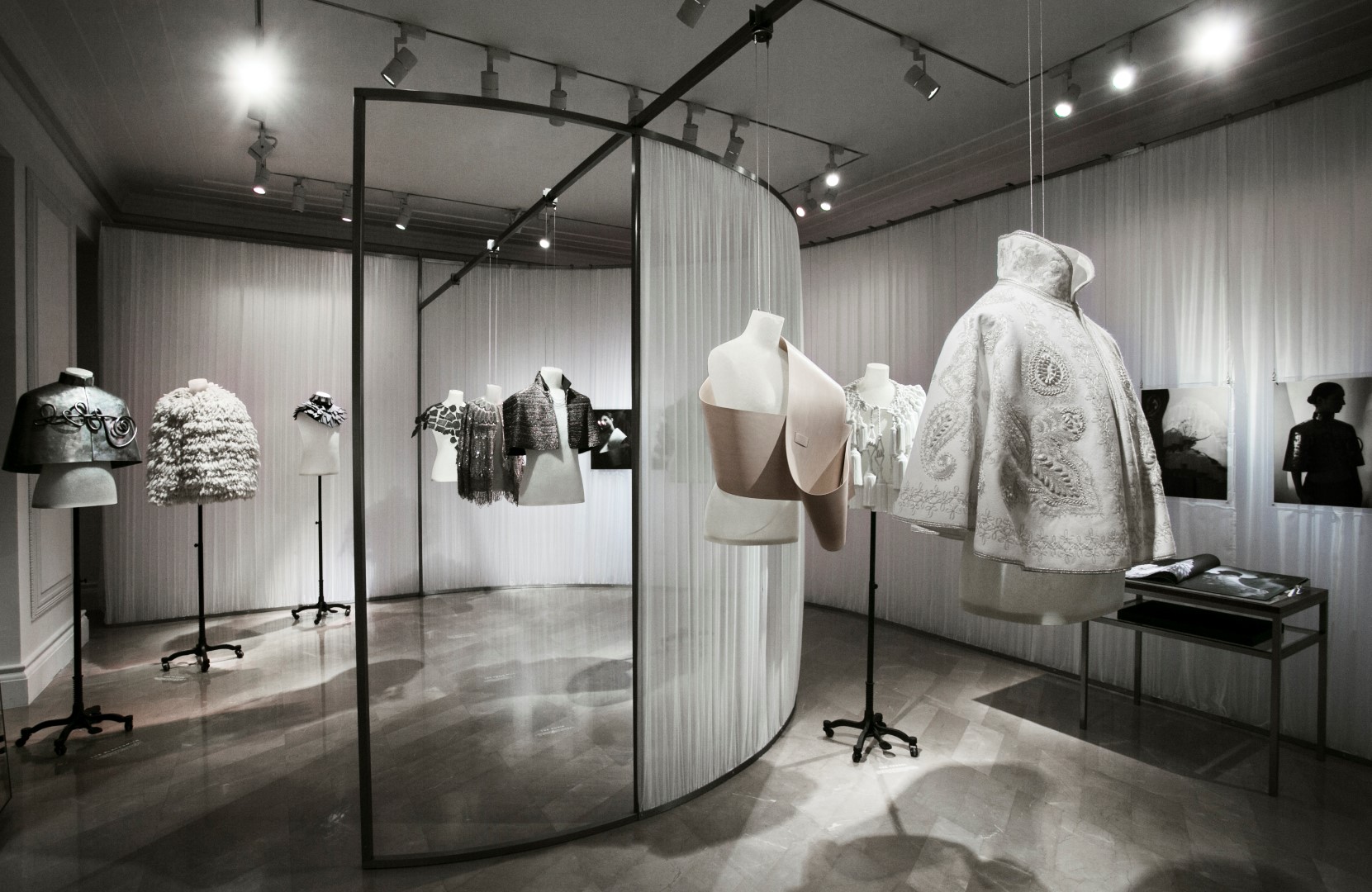 Fuorisalone 2017: la mostra The Cape Reimagined nel flagship store di Burberry