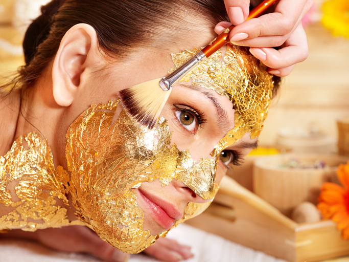 Maschera d’oro: come funziona il trattamento beauty amato dalle celebrities