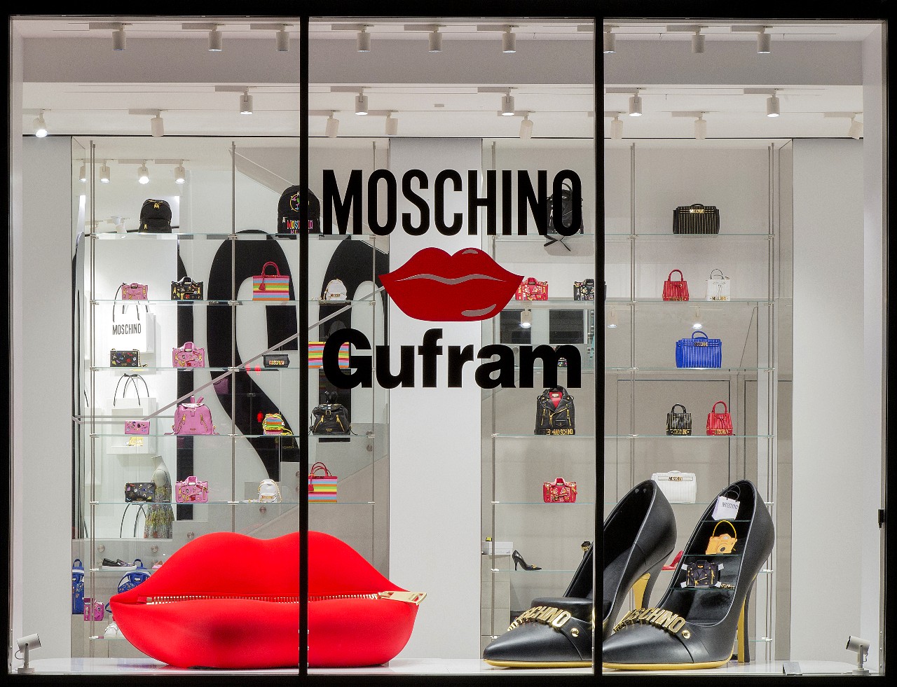 Moschino kisses Gufram: le vetrine allestite per la Milano Design Week 2017