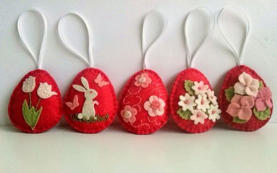 Uova di Pasqua di feltro nei toni del rosso