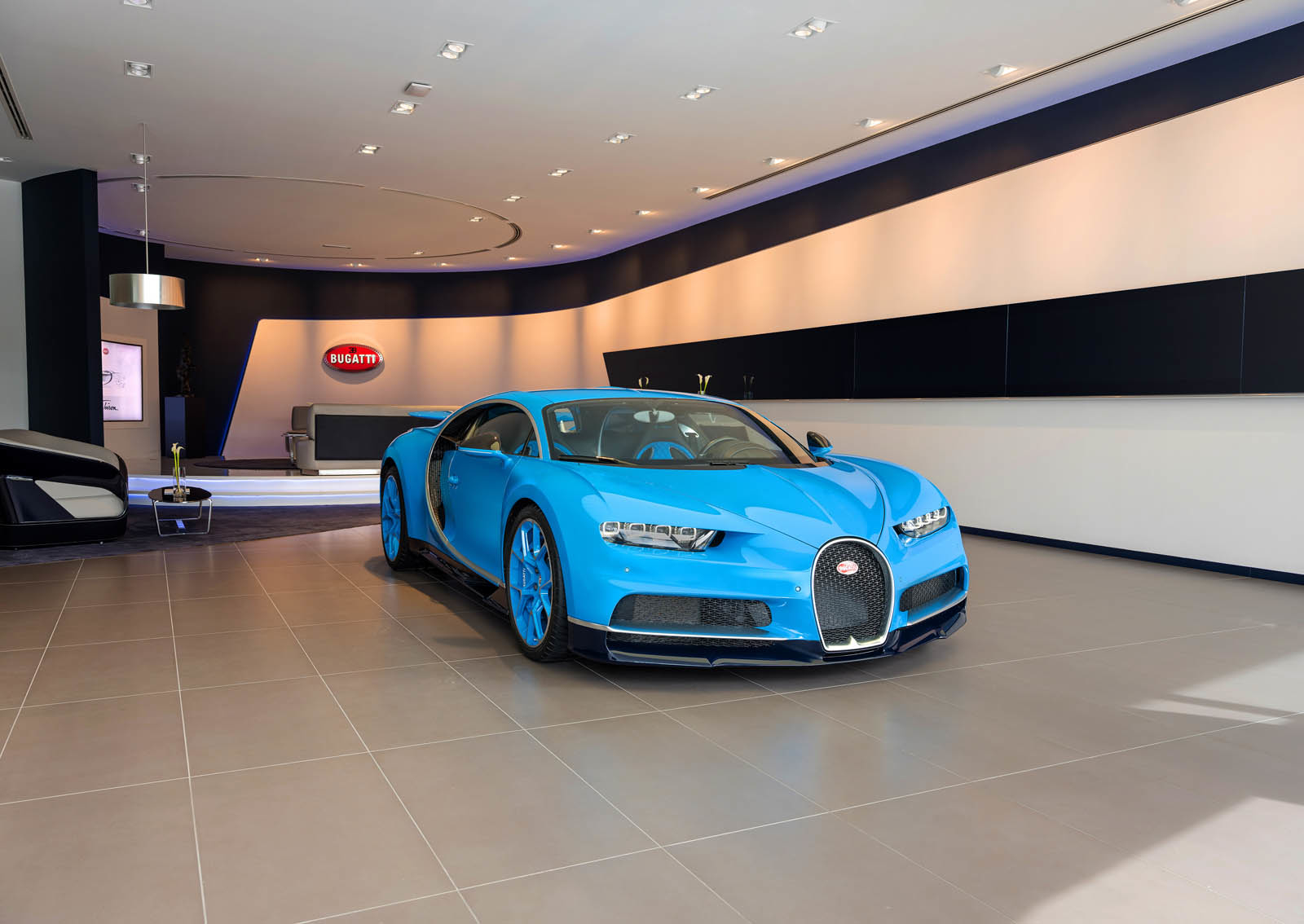 Bugatti inaugura a Dubai lo showroom più grande