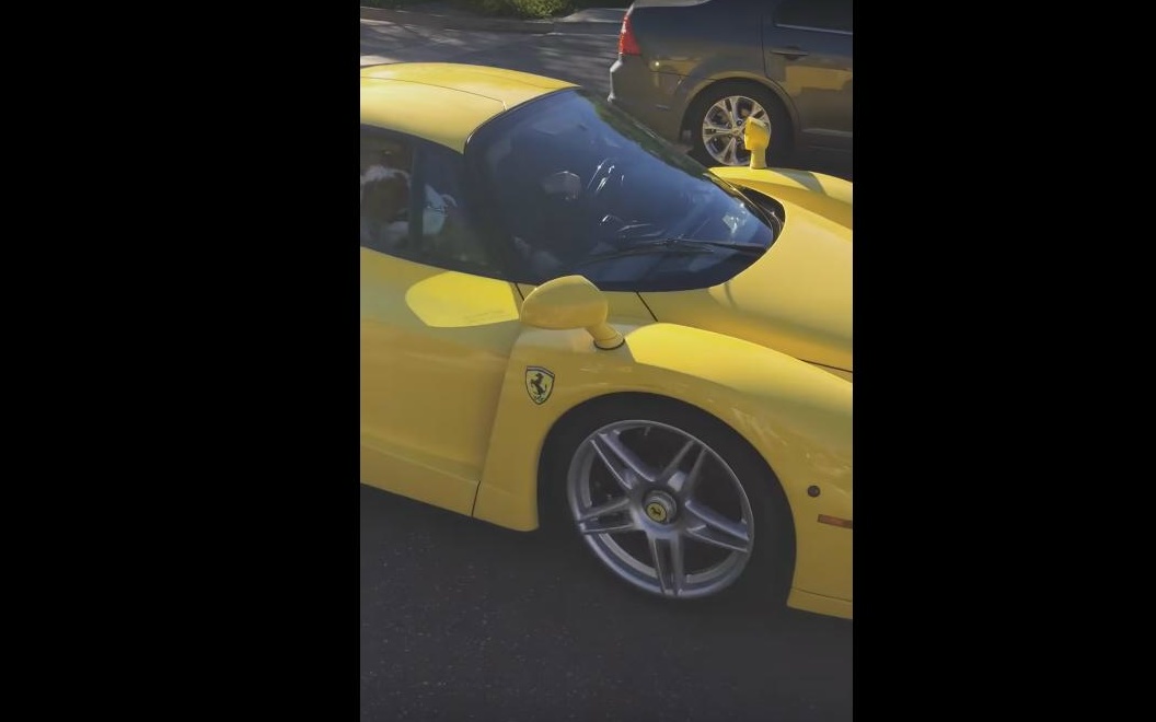 Ferrari Enzo con cane a bordo al Cars & Coffee di Scottsdale [Video]