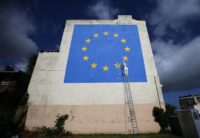 Banksy, un murale racconta la sua visione di Brexit