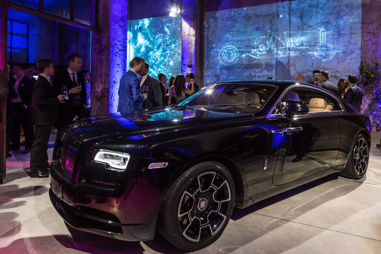 Rolls-Royce Wraith Black Badge: il party a Milano da Carlo e Camilla in Segheria