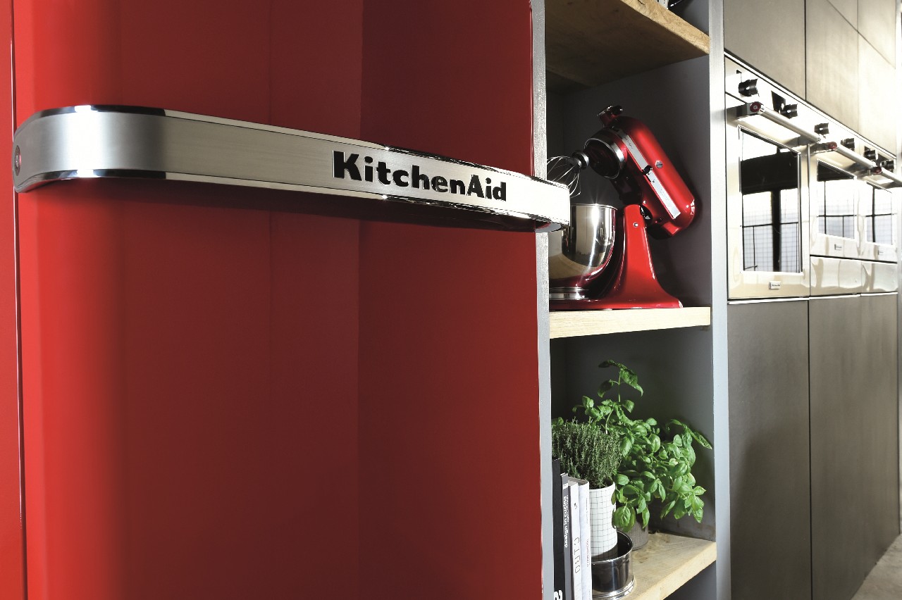 KitchenAid frigorifero Iconic Fridge: dettagli essenziali, proporzioni armoniche e un’estetica elegante e audace