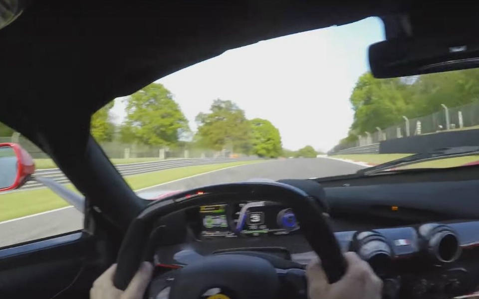 Ferrari LaFerrari fa drifting sulla pista di Brands Hatch [Video]