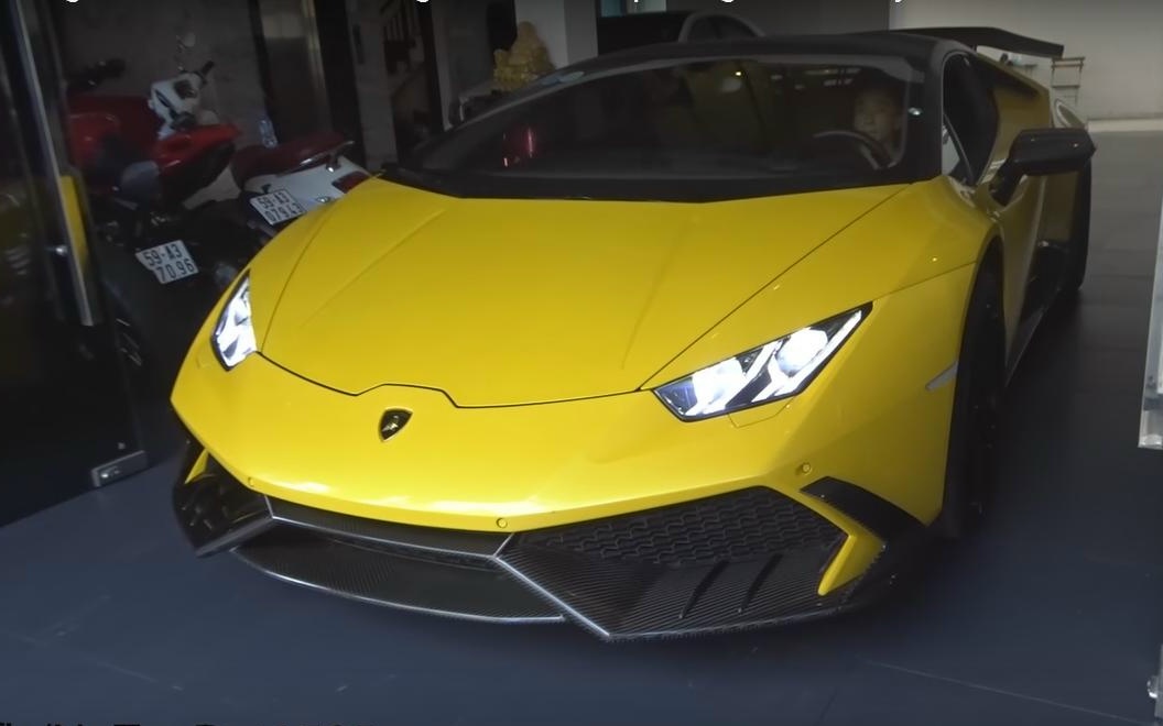 Lamborghini Huracan presa in garage dalla bisarca [Video]