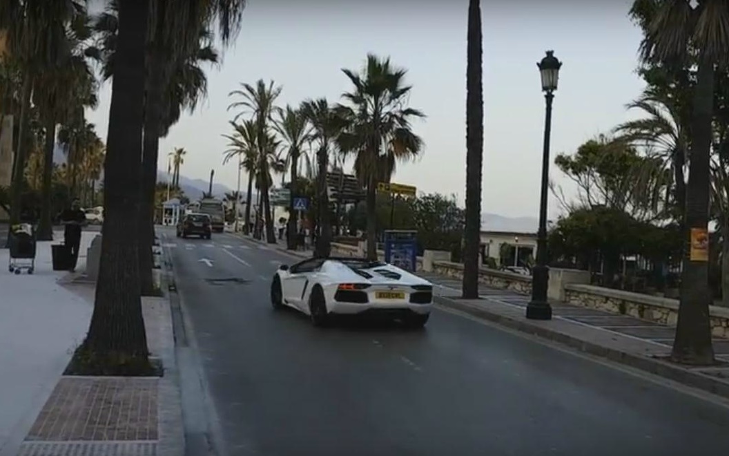 Con la Lamborghini Aventador tenta lo start alla Miami Vice a Puerto Banus [Video]