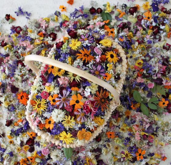 Pasta di sale a tema primaverile, come modificare l’impasto usando fiori veri