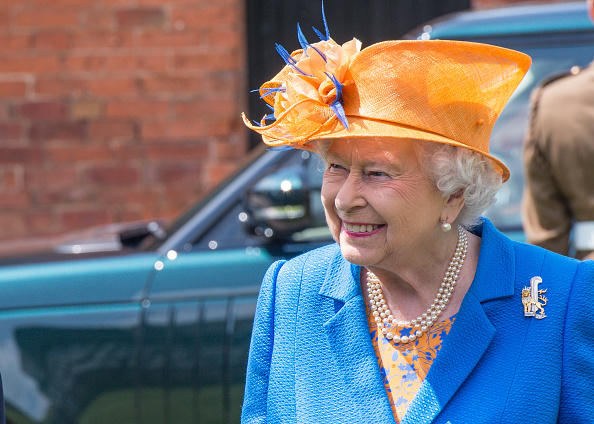Smalto per unghie: la regina Elisabetta usa sempre lo stesso colore dal 1989