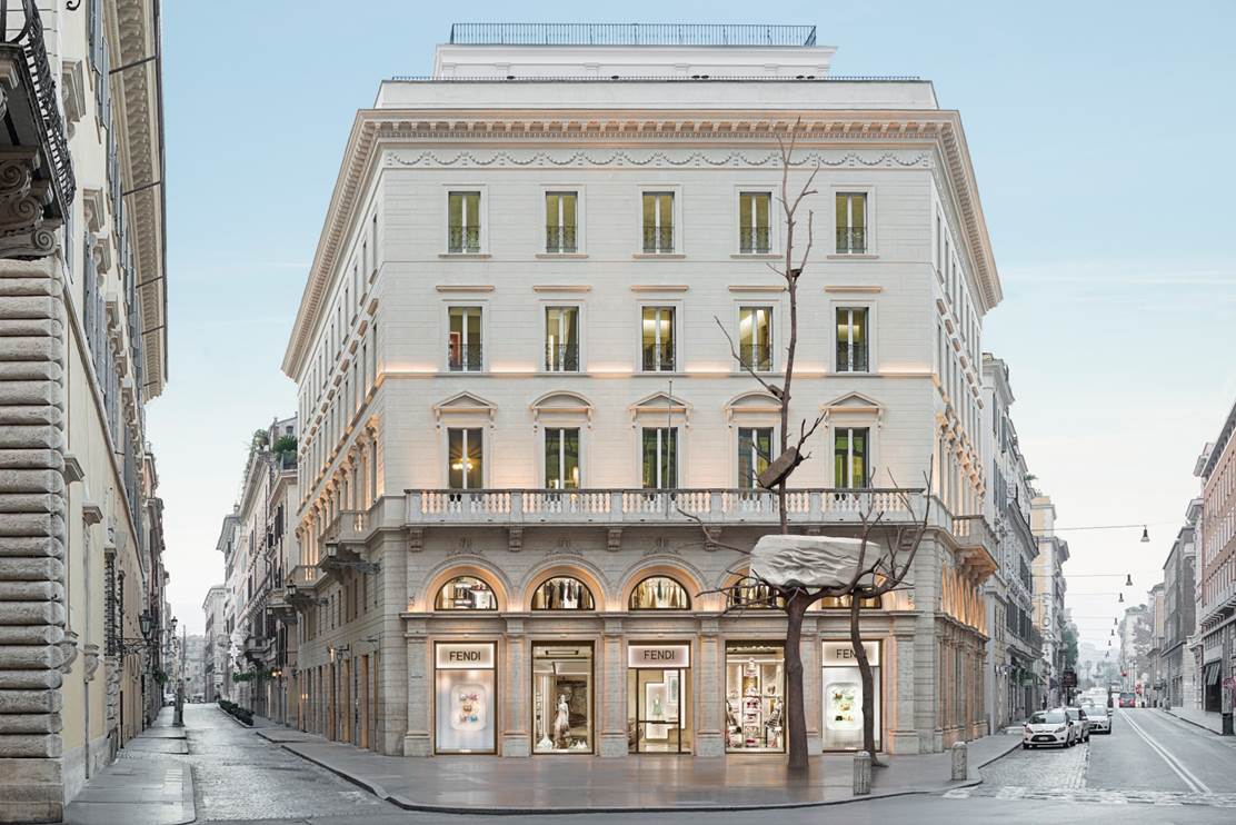 Fendi Roma: l’opera d’arte Foglie di pietra dell’artista Giuseppe Penone in Largo Goldoni