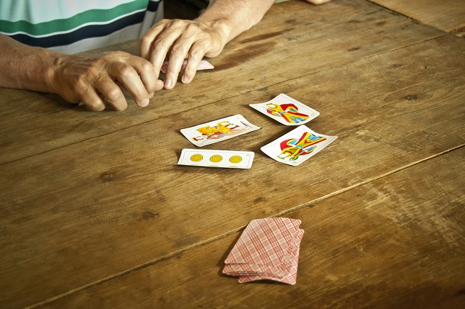 Come si gioca a briscola: regole e punteggio del gioco di carte